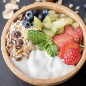 קערת יוגורט עם תותים קיוי ואוכמניות
